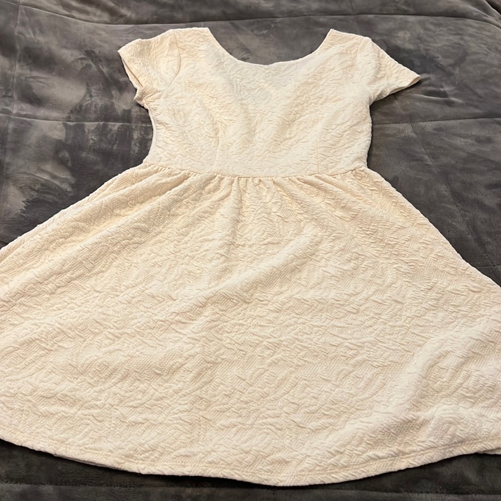 Cute off white short sleeve Target Brand dress size M like New